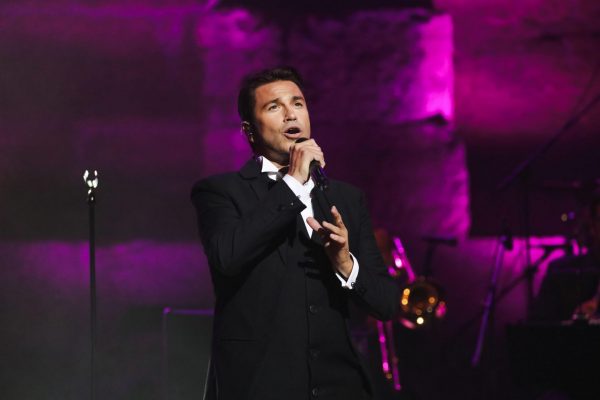 Μάριος Φραγκούλης στο in: Mε το τραγούδι μπορούμε να βοηθήσουμε τη χώρα στις δύσκολες στιγμές