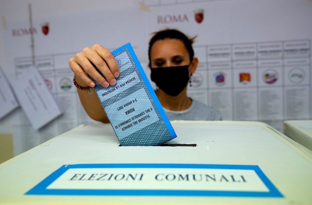 Ιταλία: Νίκη της κεντροδεξιάς στις δημοτικές εκλογές δείχνουν τα exit poll – Αποτυχία για τα δημοψηφίσματα