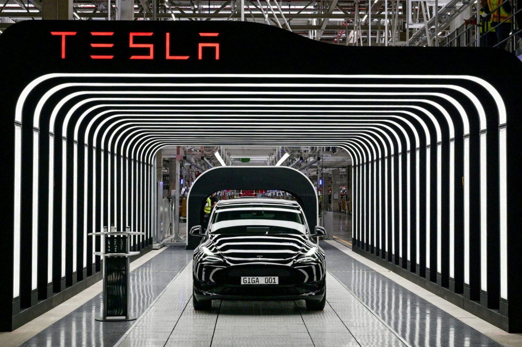 Tesla: Βουτιά στο χρηματιστήριο μετά την προειδοποίηση του Μασκ για απολύσεις