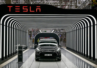 Tesla: Βουτιά στο χρηματιστήριο μετά την προειδοποίηση του Μασκ για απολύσεις