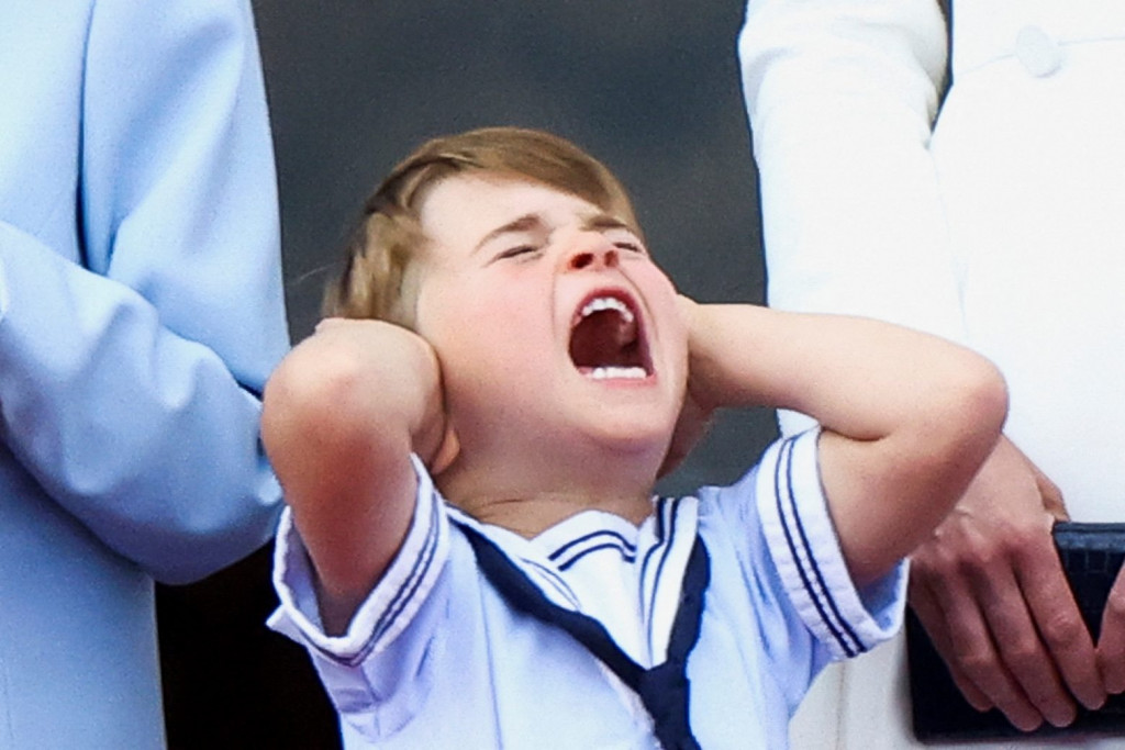 Βρετανία: Η βαρεμάρα του 4χρονου πρίγκιπα Λούις «έκλεψε» την παράσταση στους εορτασμούς του Πλατινένιου Ιωβηλαίου
