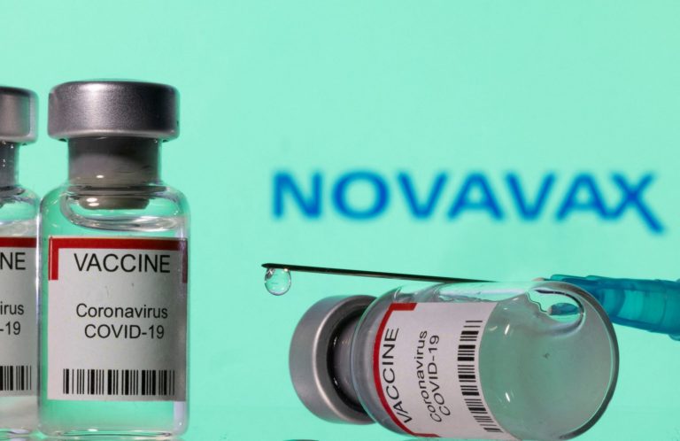 Κοροναϊός: Εγκρίθηκε και για εφήβους το πρωτεϊνικό εμβόλιο της Novavax