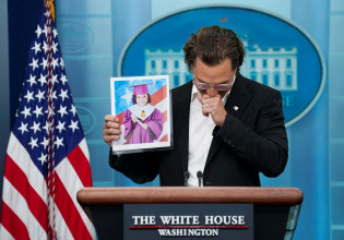 Μάθιου ΜακΚόναχι: Στον Λευκό Οίκο για την οπλοκατοχή – Με αντικείμενα των μαθητών από το Τέξας ζήτησε συμφωνία των κομμάτων