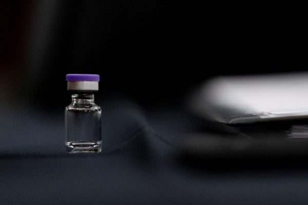 Κοροναϊός: Ξεκίνησε η αξιολόγηση του ΕΜΑ για το νέο εμβόλιο της Pfizer