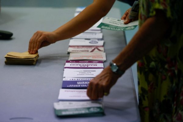 Νέα μάχη δίνουν Μακρόν και Μελανσόν την Κυριακή στις κάλπες