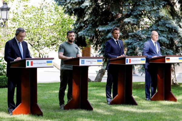 Ουκρανία: Μακρόν, Σολτς και Ντράγκι λένε «ναι» στην ένταξη της χώρας στην ΕΕ – Κυρώσεις και όπλα ζητά ο Ζελένσκι