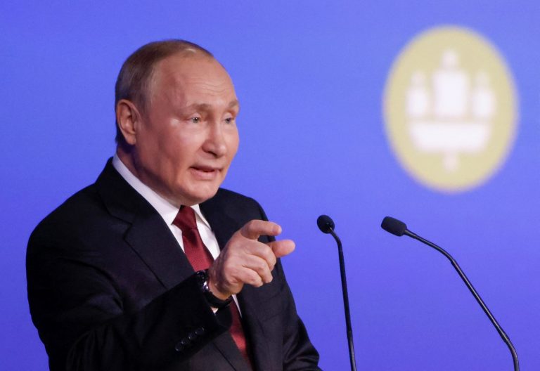 Ρωσία: Ο Πούτιν αμφισβητεί τον «μονόδρομο» της Δύσης
