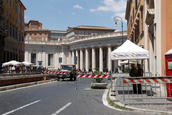Βατικανό: Συναγερμός όταν οδηγός δεν σταμάτησε σε έλεγχο των καραμπινιέρων