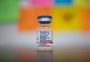 Κοροναϊός: Το προσαρμοσμένο εμβόλιο της Moderna θα είναι έτοιμο για παραδόσεις τον Αύγουστο