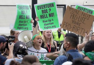 Αμβλώσεις: Ανάστατη ολόκληρη η Αμερική από την δικαστική απόφαση – Οι αντιδράσεις Μπάιντεν, Ομπάμα, Πελόζι