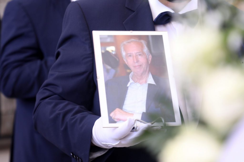 Κωνσταντίνος Τζούμας: Πλήθος κόσμου στην κηδεία του στο Α’ Νεκροταφείο