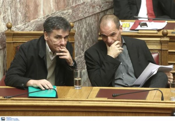 Πολιτικό φλερτ για κυβερνητική συνεργασία με Βαρουφάκη από τον Τσακαλώτο