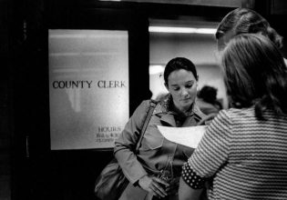 Κλέλα Ρόρεξ: Η υπάλληλος που έσπασε το ταμπού των γκέι γάμων πεθαίνει σε ηλικία 78 ετών