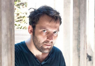 Αύγουστος Κορτώ: Απαντά στον Μανώλη Μητσιά – «Ως αδερφή ομολογώ πως έχω προκαλέσει…»