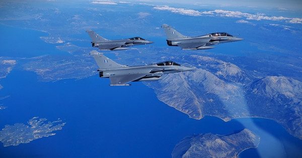 Δένδιας: Ενημερώνει τα ΗΑΕ για τη στάση της Τουρκίας