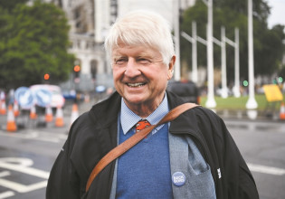 Μπόρις Τζόνσον: Η έκπληξη που επιφυλάσσουν στον πατέρα του οι κάτοικοι του Πηλίου