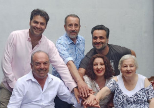 Στην αυλή του θεάτρου Από Κοινού μια παράσταση που υπόσχεται πολύ γέλιο
