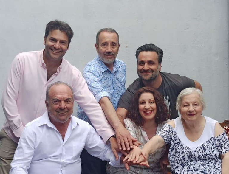 Στην αυλή του θεάτρου Από Κοινού μια παράσταση που υπόσχεται πολύ γέλιο