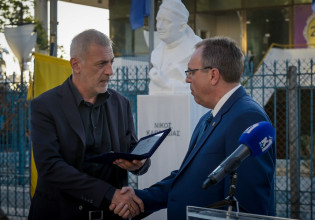 Η προτομή του ποιητή της θάλασσας Νίκου Καββαδία κοσμεί τον Πειραιά