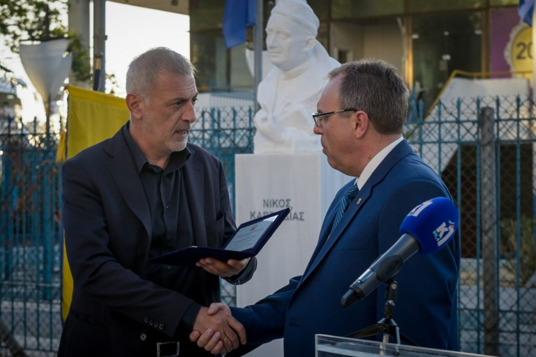 Η προτομή του ποιητή της θάλασσας Νίκου Καββαδία κοσμεί τον Πειραιά