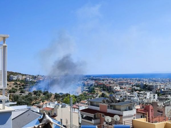 Φωτιά στη Γλυφάδα: Σπεύδουν και εναέρια μέσα στο σημείο