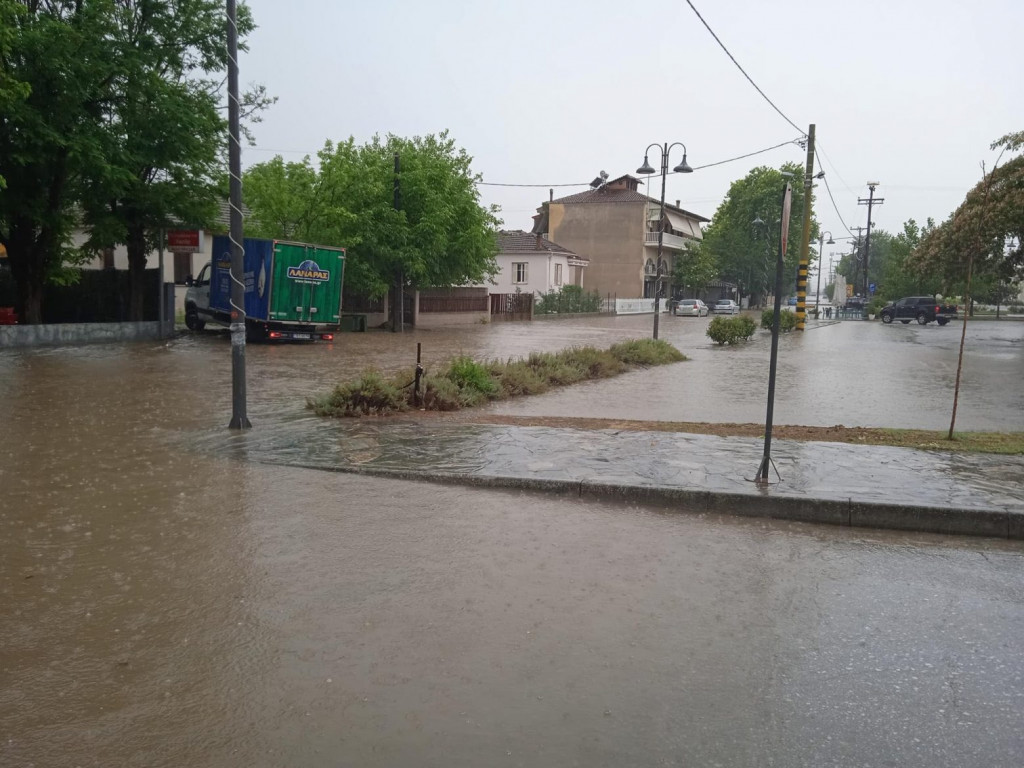 Βόλος: Σαρώνει η κακοκαιρία τη Μαγνησία – Πλημμυρισμένοι δρόμοι και πεσμένα δέντρα