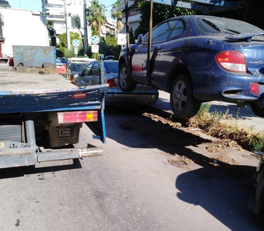 Εγκαταλελειμμένα αυτοκίνητα απομακρύνθηκαν από τους δρόμους της Νέας Σμύρνης