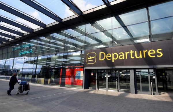 Βρετανία: Μετά τις σκηνές χάους στα αεροδρόμια, το Γκάτγουικ μειώνει τις καθημερινές πτήσεις