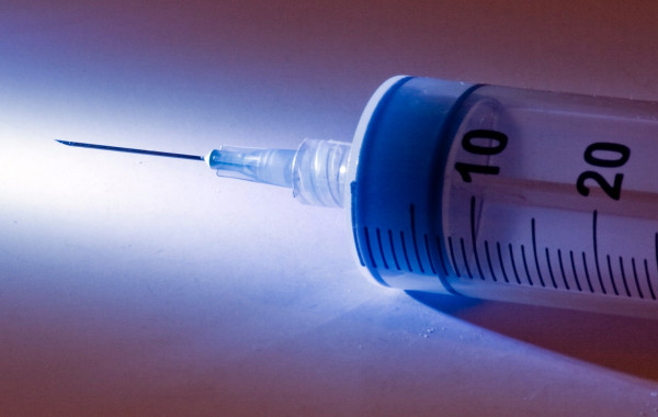 Μυστηριώδεις επιθέσεις με σύριγγες προβληματίζουν τις ευρωπαϊκές αρχές