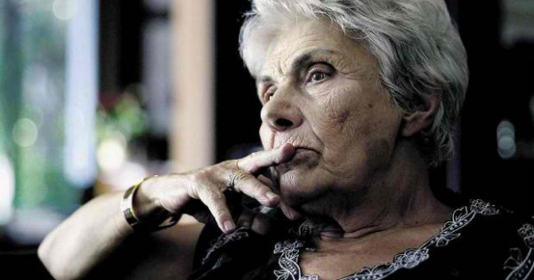 Κική Δημουλά: Όταν μιλά η αταξία, η τάξη να σωπαίνει. Έχει μεγάλη πείρα ο χαμός