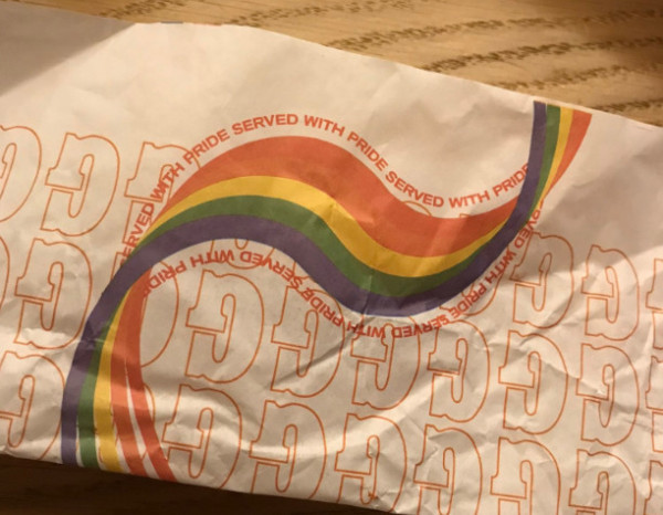 «Πριν φας Goody’s και μετά» – «Γλέντι» στο Twitter με τα νέα pride burgers