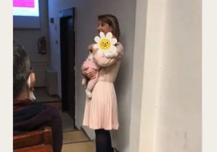 Το αυτονόητο δικαίωμα στη μόρφωση: Φοιτήτρια του ΑΠΘ έφερε το μωρό της στο μάθημα – Το μαγικό αποτέλεσμα