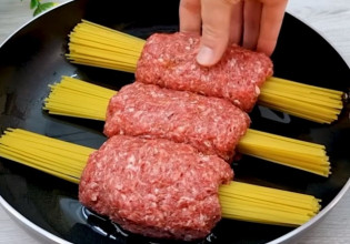 Γευστική πανδαισία: Τυλίξτε τα μακαρόνια με κιμά και στη συνέχεια βάλτε τα στο τηγάνι – Θα ξετρελαθείτε