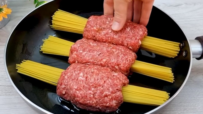 Γευστική πανδαισία: Τυλίξτε τα μακαρόνια με κιμά και στη συνέχεια βάλτε τα στο τηγάνι – Θα ξετρελαθείτε
