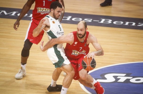 Ο Μάικ Τζέιμς «υποκλίθηκε» στον Σπανούλη