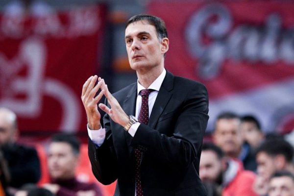 «Γιώργο προπονητάρα, Ολυμπιακάρα»