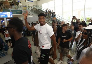 Αποθέωση για τα αδέλφια Αντετοκούνμπο στο «Ελευθέριος Βενιζέλος» (pics)