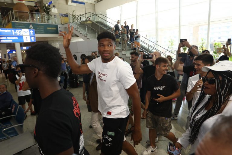 Αποθέωση για τα αδέλφια Αντετοκούνμπο στο «Ελευθέριος Βενιζέλος» (pics)