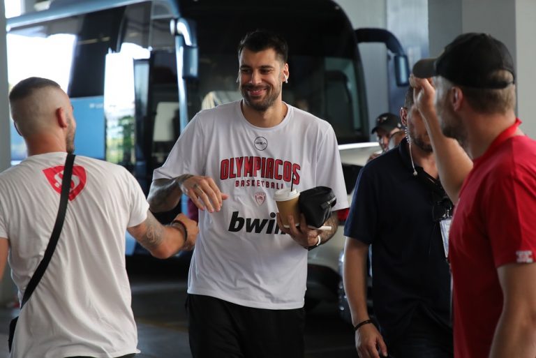 «Να ‘τοι, να ‘τοι οι πρωταθλητές»: Αποθέωση στην άφιξη του Ολυμπιακού στο ΣΕΦ