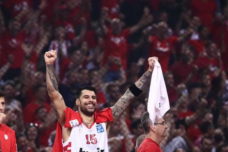 Απίστευτες στιγμές με Πρίντεζη, λύγισε στο αντίο του: «Σας ευχαριστώ για αυτά τα 20 χρόνια»