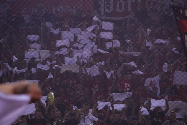 Πάρτι από τον κόσμο του Ολυμπιακού στο ΣΕΦ: Βγήκαν σκούπες και λευκές πετσέτες (pics & vid)