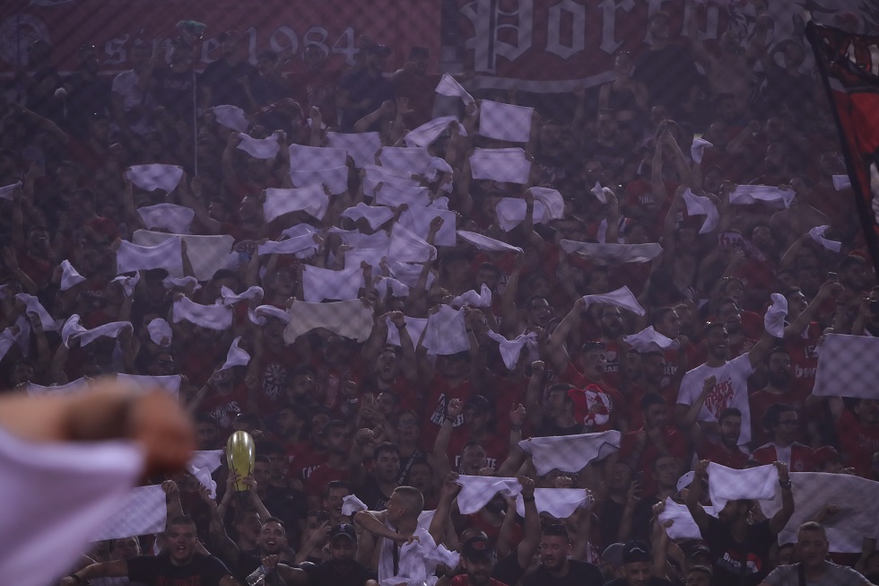 Πάρτι από τον κόσμο του Ολυμπιακού στο ΣΕΦ: Βγήκαν σκούπες και λευκές πετσέτες (pics & vid)