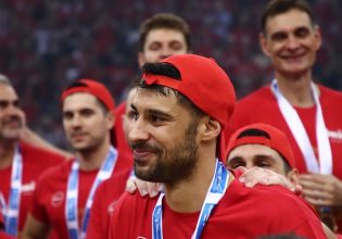 Αρχηγέ, να ο Θρύλος σου. Θρύλε, να η θέση σου…