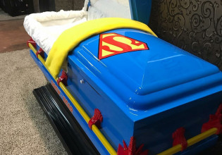 Τέξας: Καλλιτέχνης δημιούργησε δωρεάν τα φέρετρα για τα 19 παιδιά που σκοτώθηκαν στο Τέξας