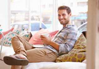 Για να μην γελάνε μαζί σας… 5+1 τραγικά λάθη που κάνουν οι άντρες όταν ντύνονται το καλοκαίρι