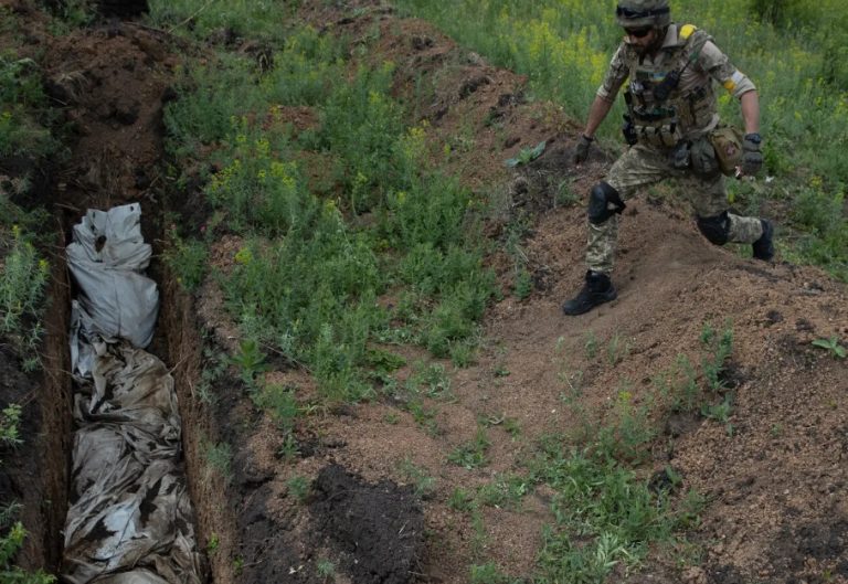 Ουκρανία: Φωτογραφία νέου ομαδικού τάφου στο Λισιτσάνσκ με 300 πτώματα αμάχων, δημοσιεύουν οι NYT