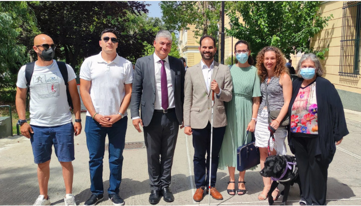 Ταξί: Καταδικάστηκε οδηγός ταξί που αρνήθηκε να επιβιβάσει τυφλή εξαιτίας του σκύλου οδηγού της