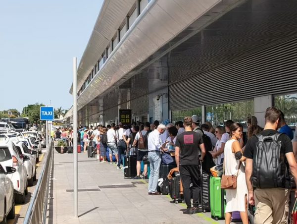 Τουρισμός: Συνεχίζεται το χάος στα ευρωπαϊκά αεροδρόμια – Ατελείωτες ουρές στην Ίμπιζα για ένα ταξί