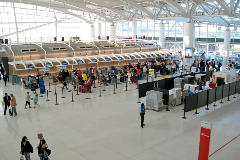 ΗΠΑ: Τέλος στην απαίτηση επίδειξης αρνητικού τεστ κοροναϊού για όσους φτάνουν στη χώρα αεροπορικώς