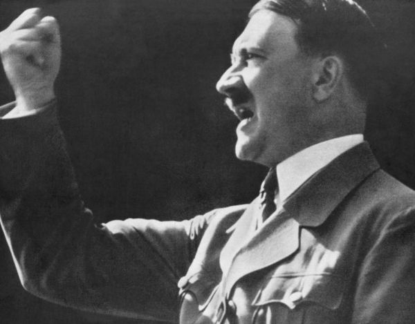 Ελβετία: O Χίτλερ έκανε θεραπείες για προβλήματα στη φωνή του